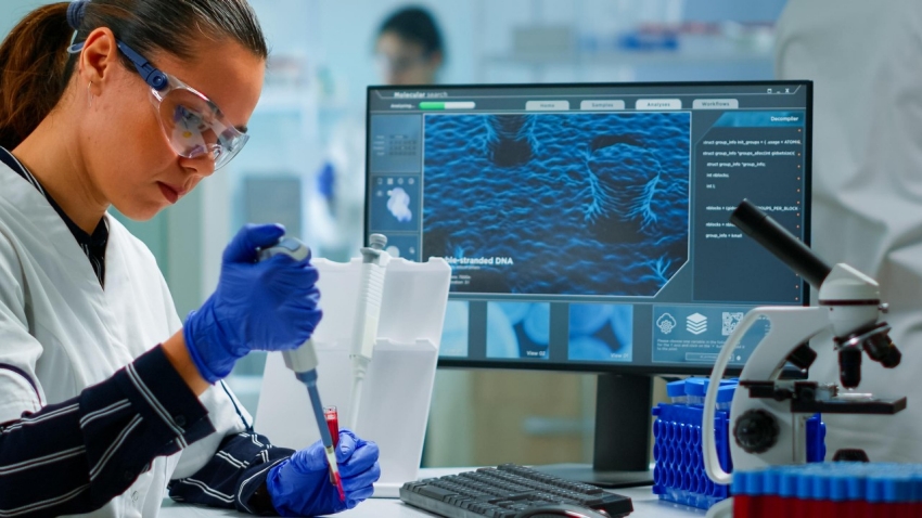 scientist-in-a-lab-2560x1440.jpeg